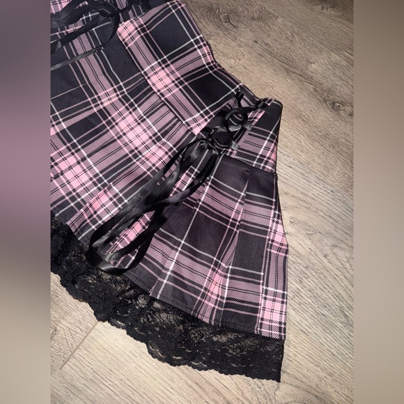 Pink & black plaid mini shirt with lacy ruffle trim S - Picture 2 of 7